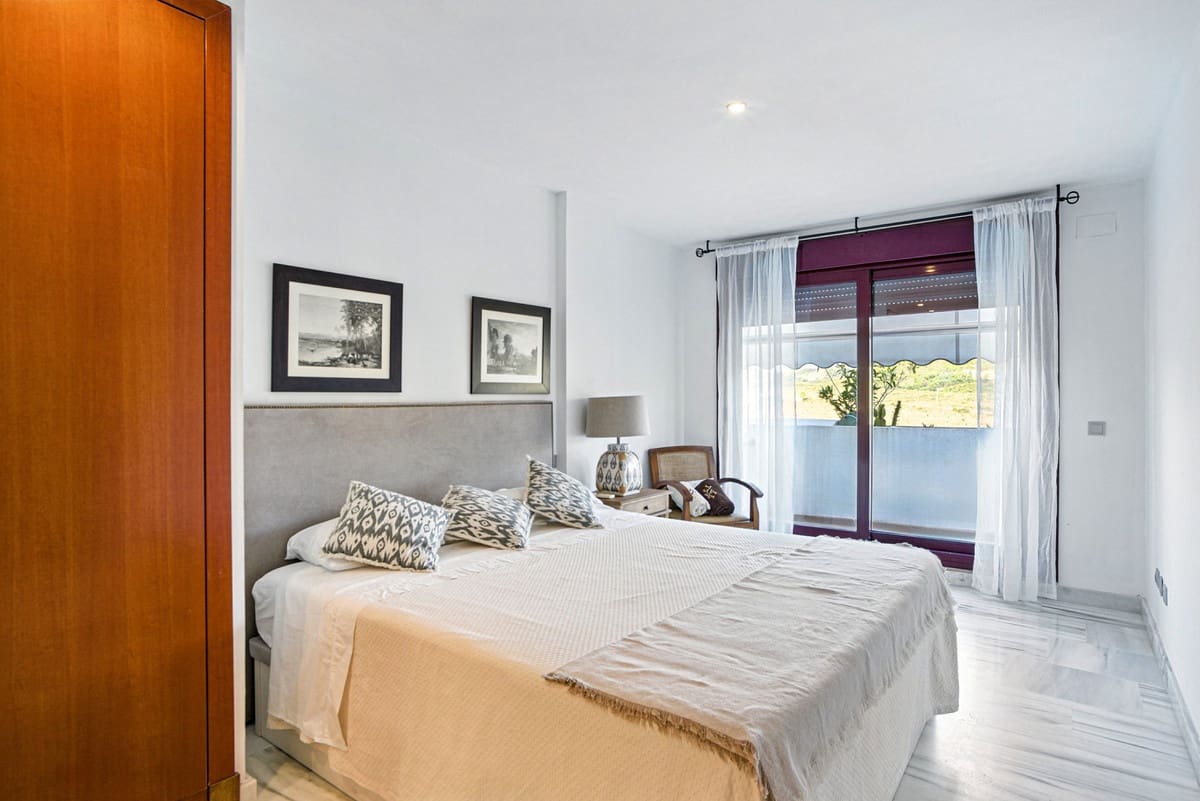 3 chambre Penthouse à vendre à Estepona avec piscine garage - 430 000 € (Ref: 9560947)