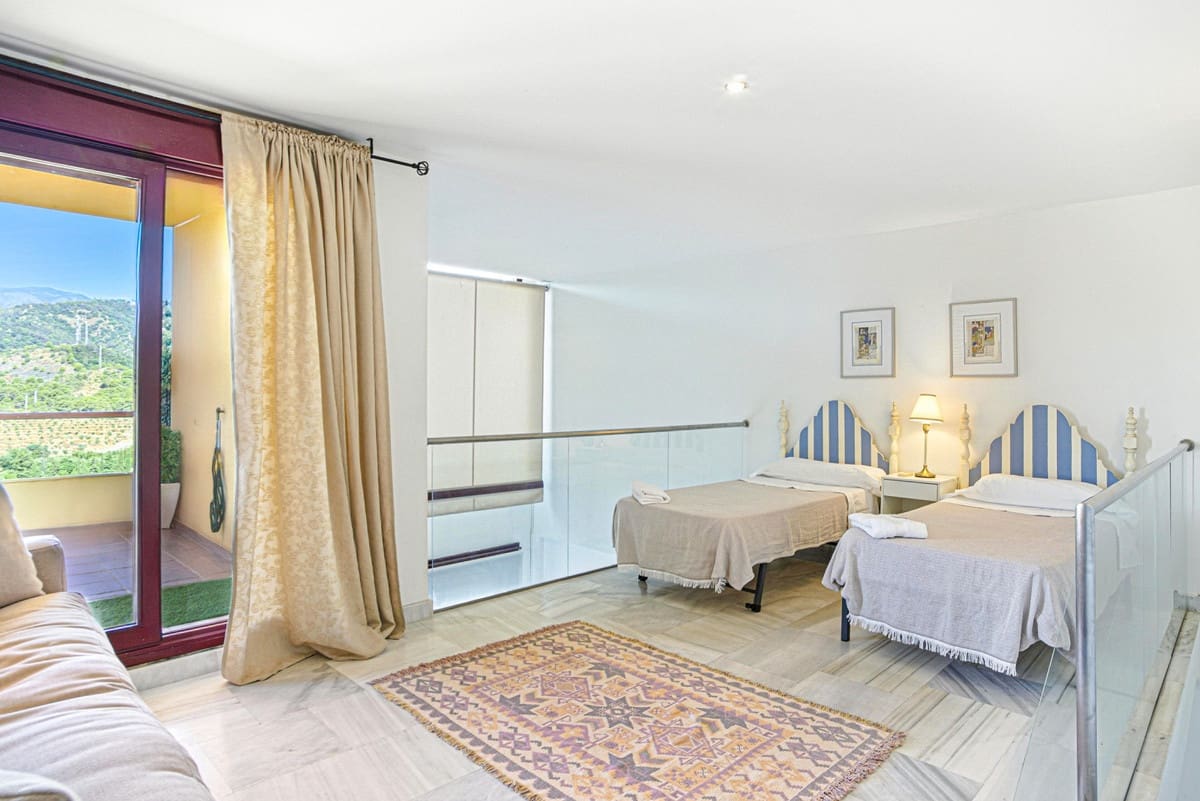 3 chambre Penthouse à vendre à Estepona avec piscine garage - 430 000 € (Ref: 9560947)