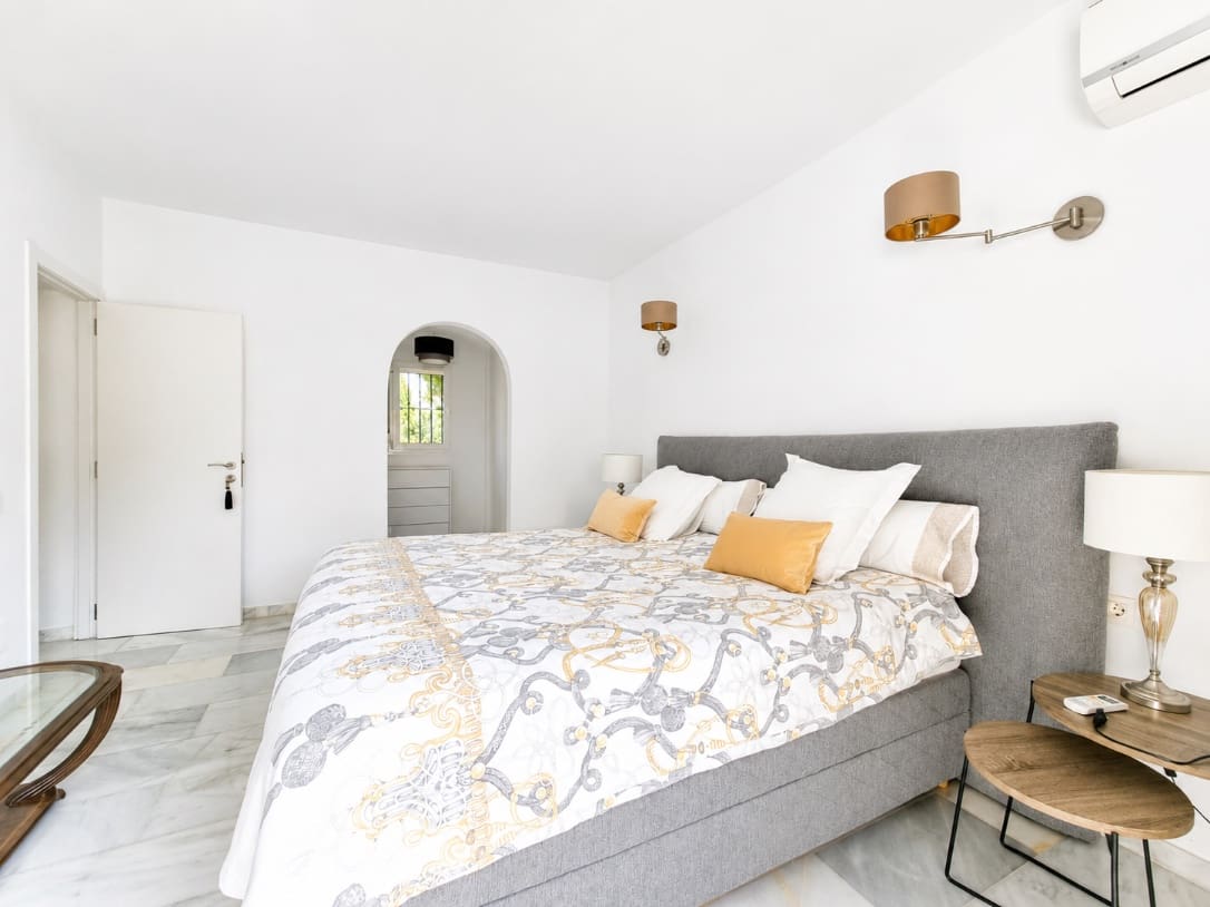 3 bedroom Villa for sale in Calahonda with pool garage - € 1,100,000 (Ref: 9581589)