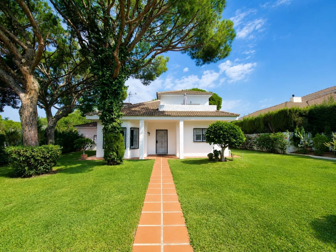 3 bedroom Villa for sale in Calahonda with pool garage - € 1,100,000 (Ref: 9581589)