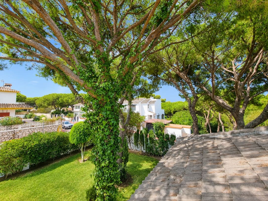 3 bedroom Villa for sale in Calahonda with pool garage - € 1,100,000 (Ref: 9581589)
