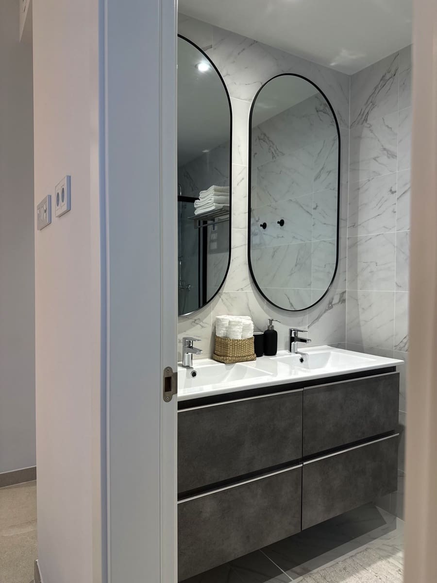 Apartamento de 2 habitaciones en Estepona en venta con piscina garaje - 575.000 € (Ref: 9581605)