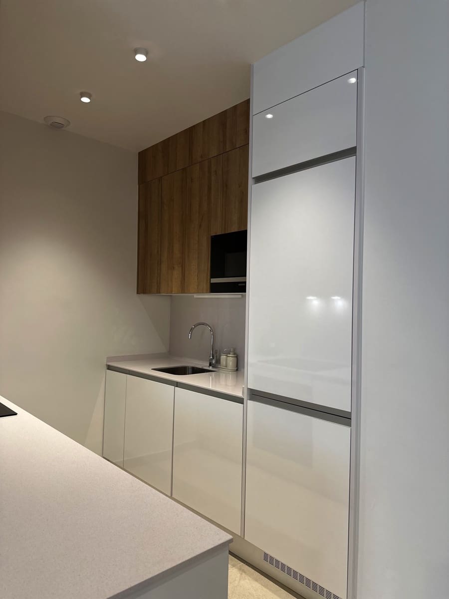 Apartamento de 2 habitaciones en Estepona en venta con piscina garaje - 575.000 € (Ref: 9581605)