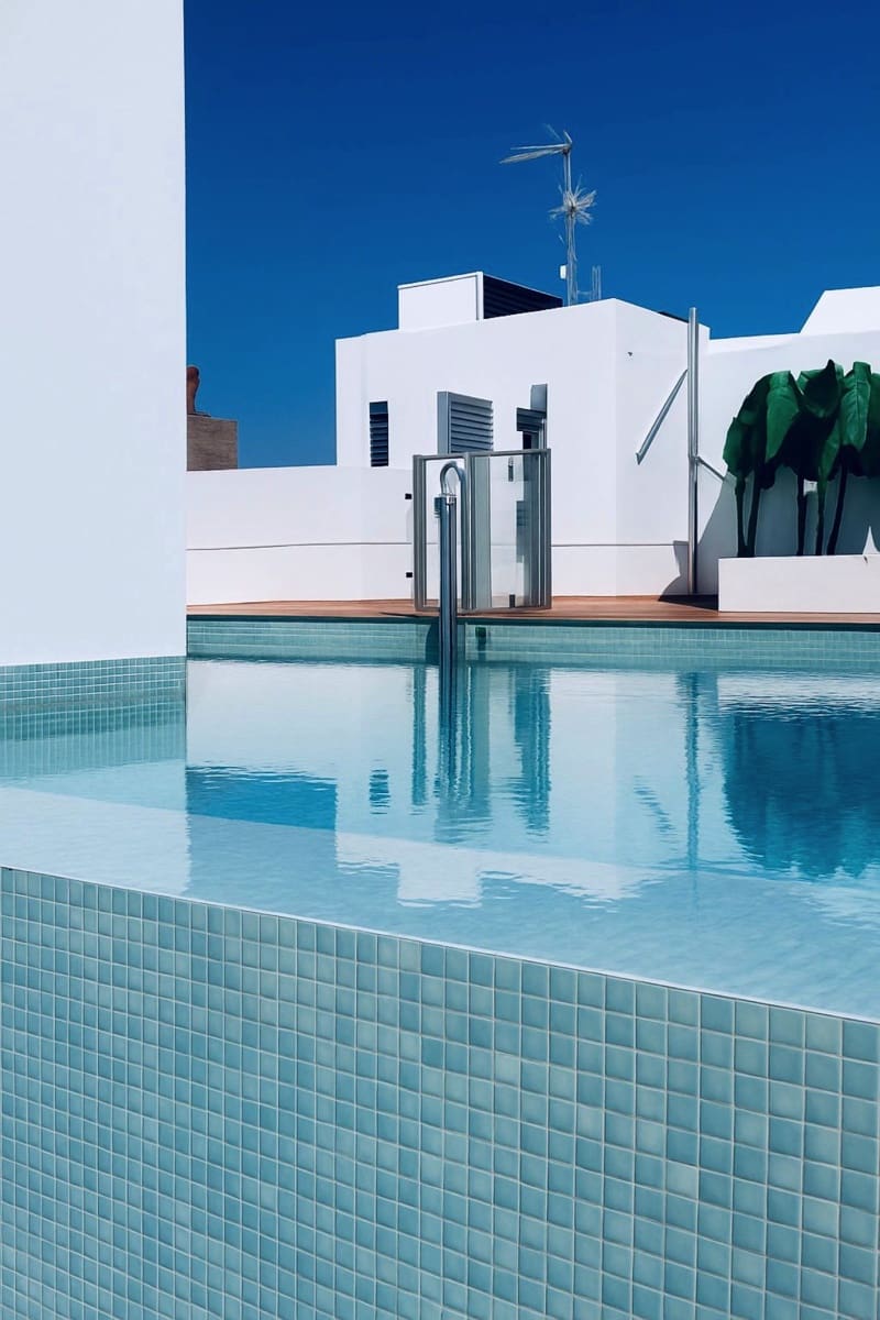 Apartamento de 2 habitaciones en Estepona en venta con piscina garaje - 575.000 € (Ref: 9581605)