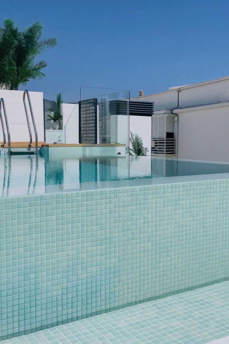 Apartamento de 2 habitaciones en Estepona en venta con piscina garaje - 575.000 € (Ref: 9581605)