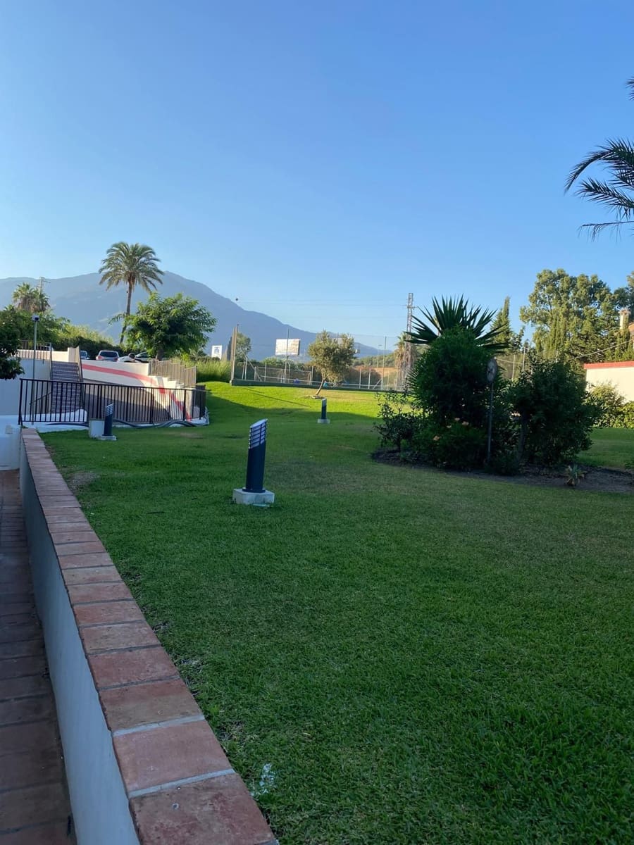 Apartamento de 2 habitaciones en Estepona en venta con piscina garaje - 333.000 € (Ref: 9581608)