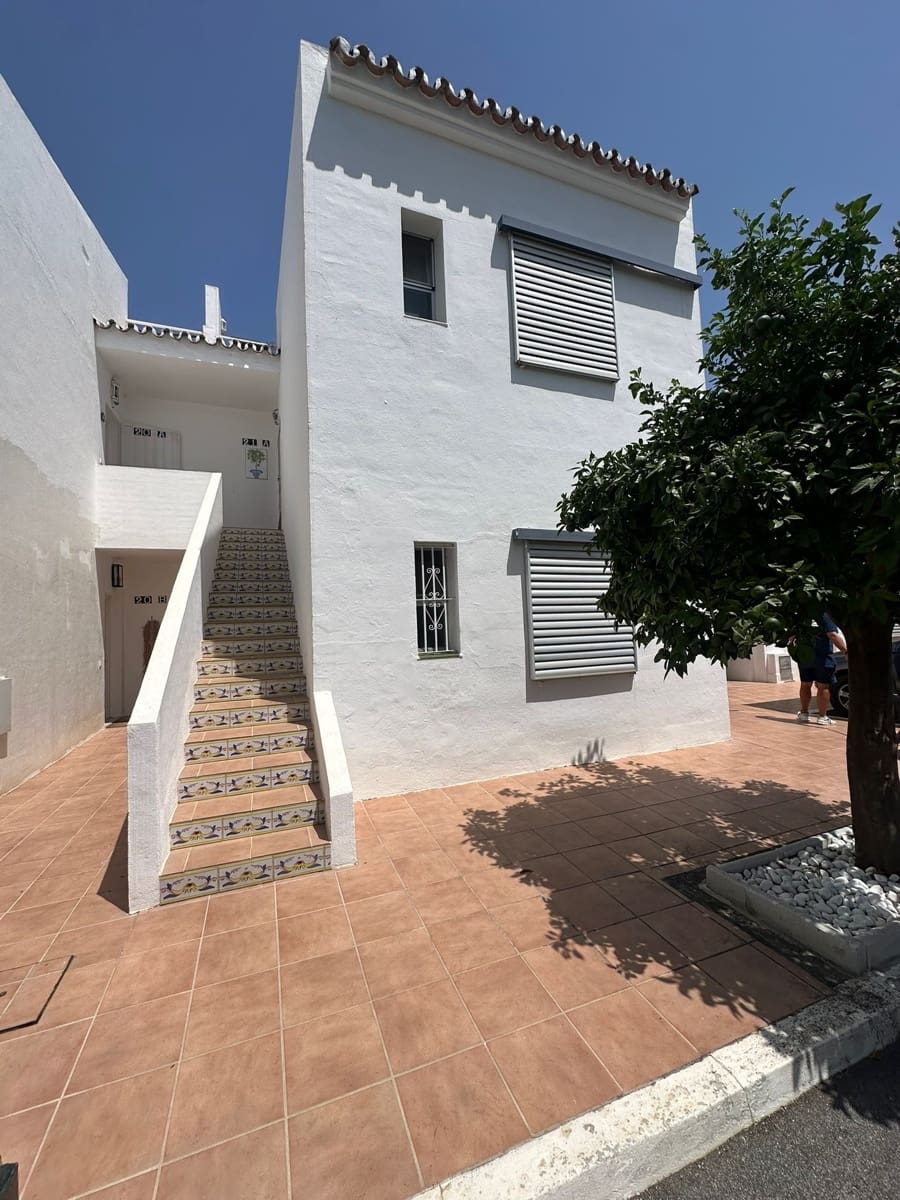 2 soveværelse Lejlighed til salg i Nueva Andalucia med swimmingpool garage - € 590.000 (Ref: 9581613)