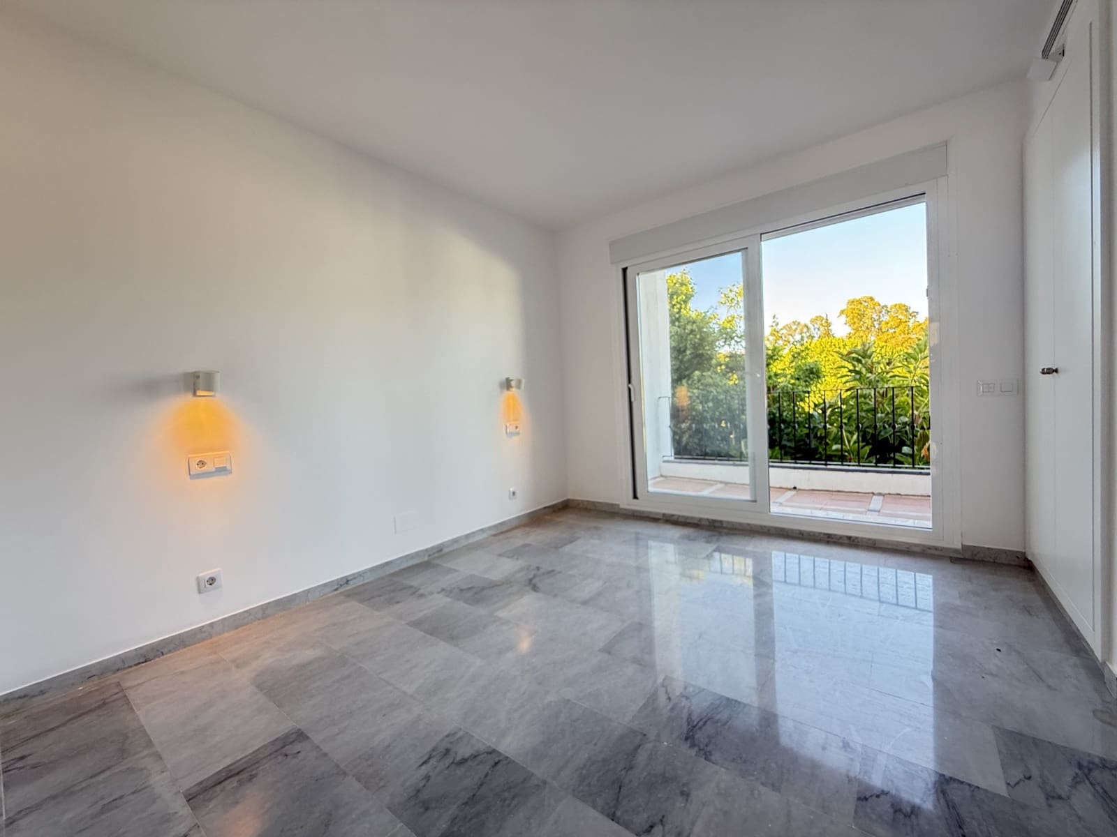 3 sypialnia Penthouse na sprzedaż w Guadalmina z basenem garażem - 739 000 € (Ref: 9585446)