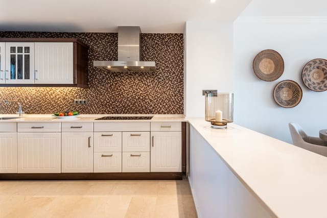 Apartamento de 2 habitaciones en Marbella en venta con piscina garaje - 858.000 € (Ref: 9585447)