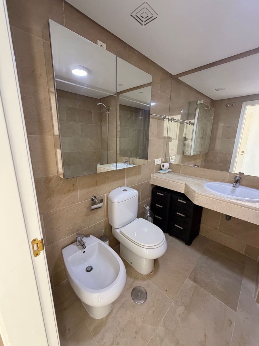 2 sovrum Lägenhet till salu i La Duquesa / Puerto de la Duquesa med pool garage - 265 000 € (Ref: 9585453)