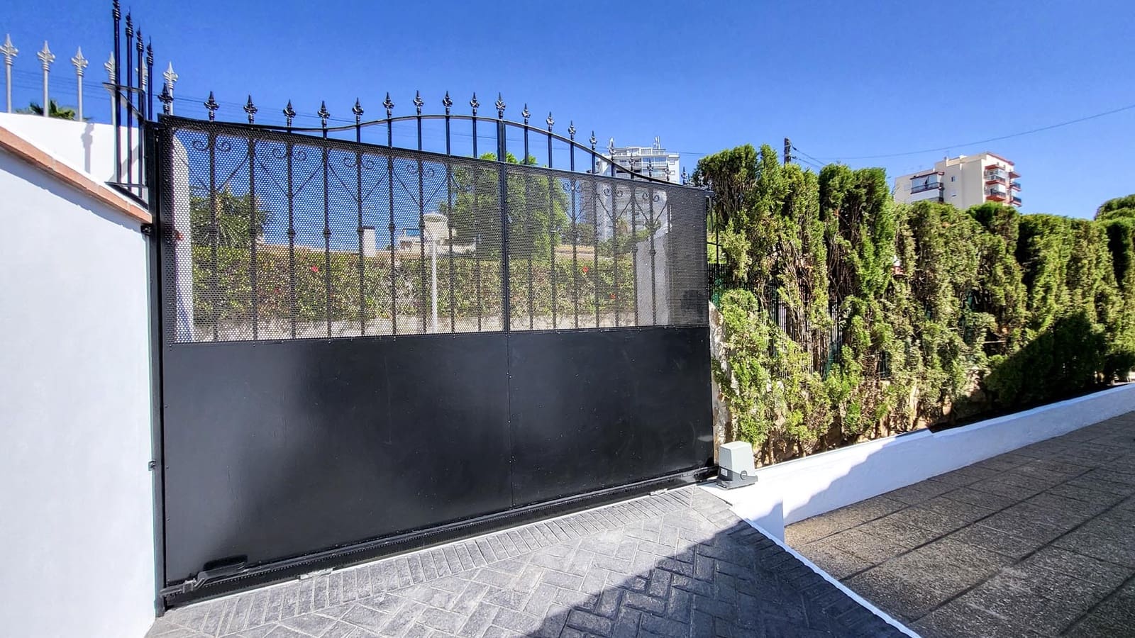 Chalet de 3 habitaciones en Fuengirola en venta con piscina garaje - 985.000 € (Ref: 9607228)