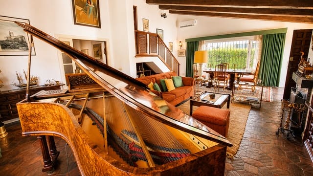 3 bedroom Villa for sale in Fuengirola with pool garage - € 985,000 (Ref: 9607228)