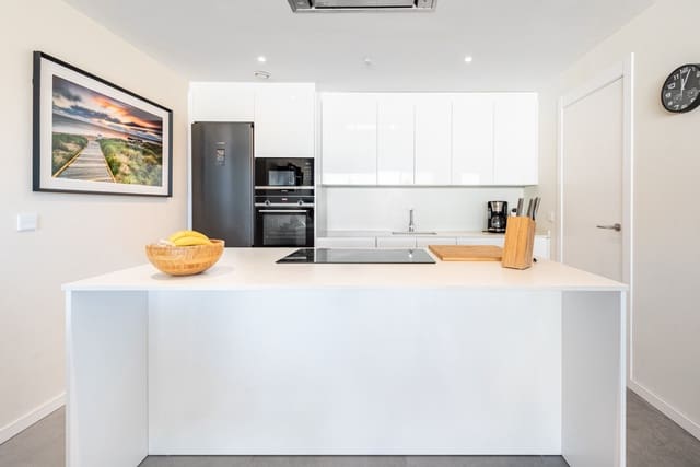 Apartamento de 2 habitaciones en Fuengirola en venta con piscina garaje - 619.000 € (Ref: 9607231)