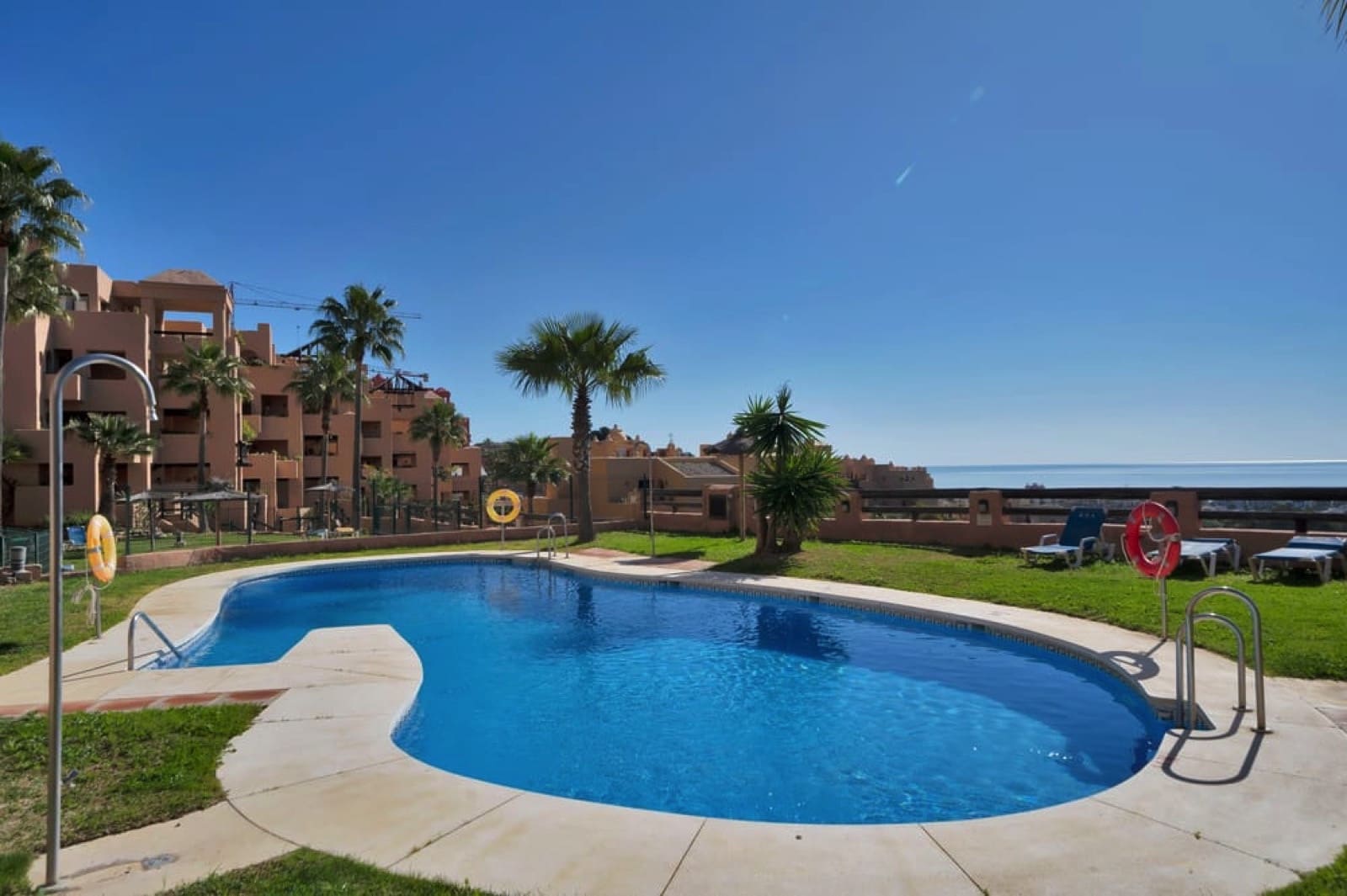 3 slaapkamer Appartement te koop in La Duquesa / Puerto de la Duquesa met zwembad garage - € 323.000 (Ref: 9633916)