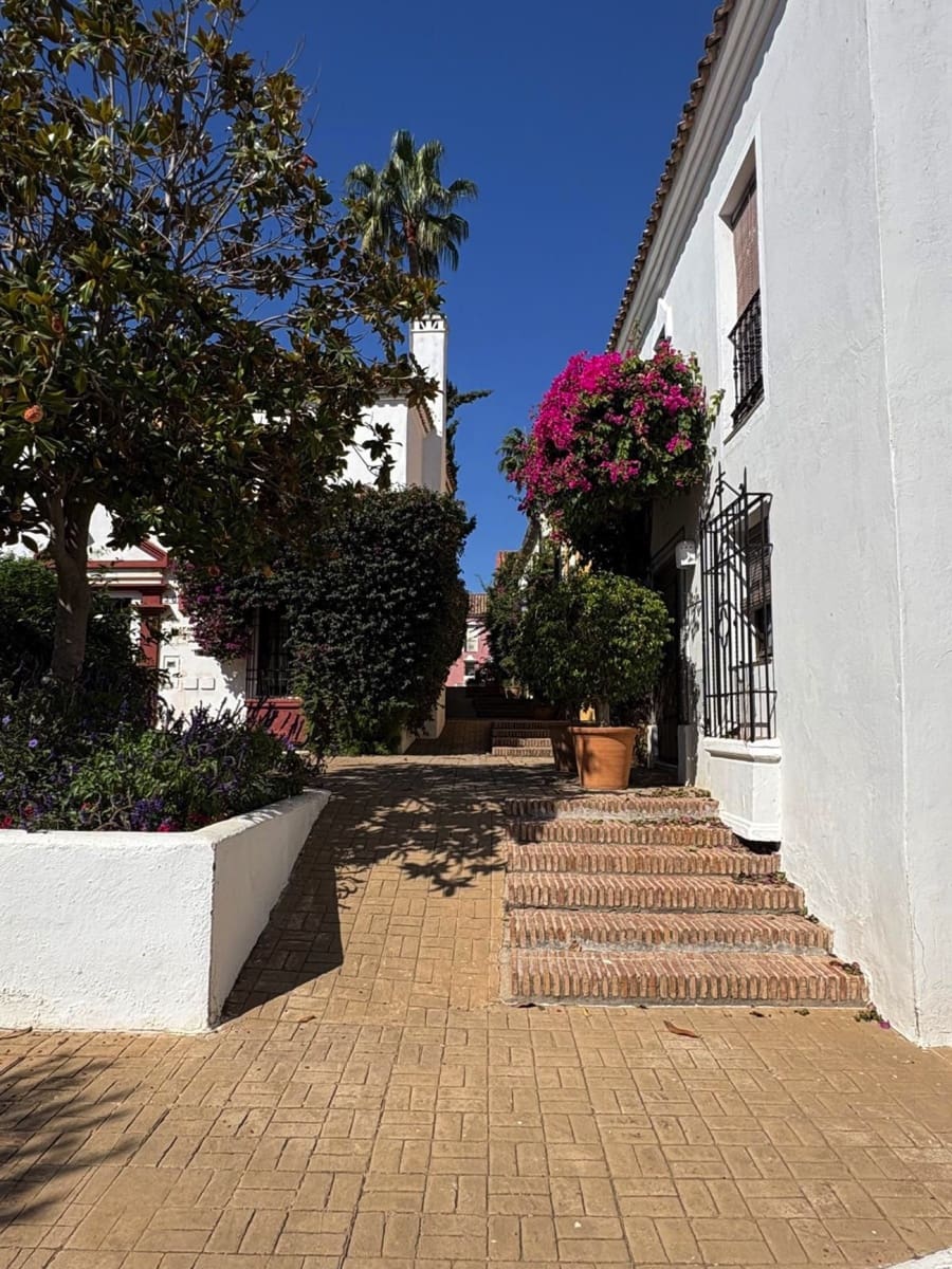 2 bedroom Townhouse for sale in Guadalmina with pool garage - € 689,000 (Ref: 9636478)
