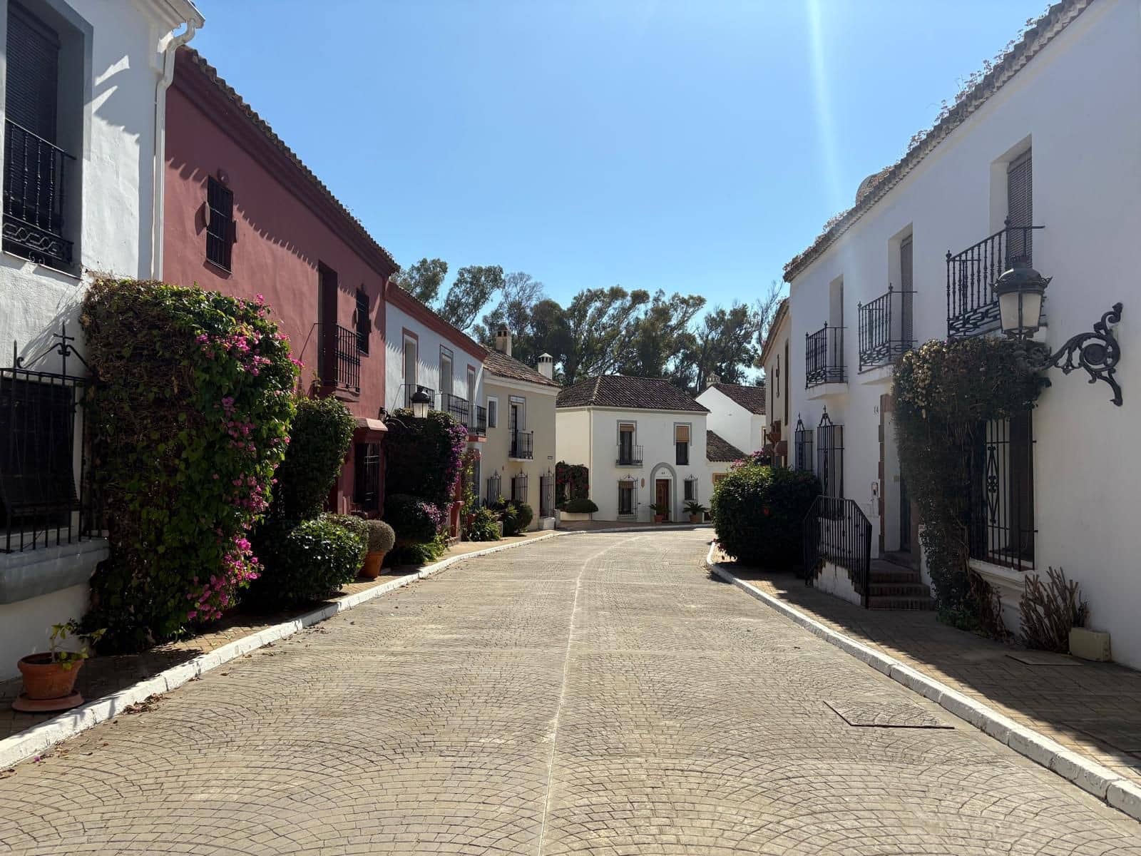 2 bedroom Townhouse for sale in Guadalmina with pool garage - € 689,000 (Ref: 9636478)