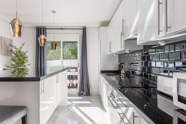 3 soverom Leilighet til salgs i Marbella med svømmebasseng garasje - € 675 000 (Ref: 9636485)