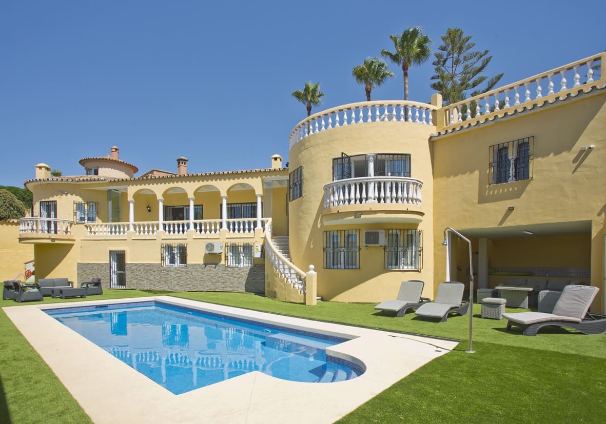 6 bedroom Villa for sale in El Faro with pool garage - € 895,000 (Ref: 9647771)