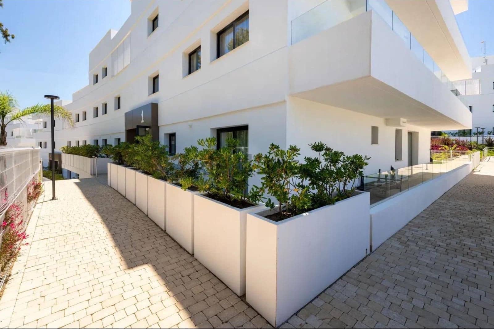2 soverom Leilighet til salgs i Estepona med svømmebasseng garasje - € 515 000 (Ref: 9651256)