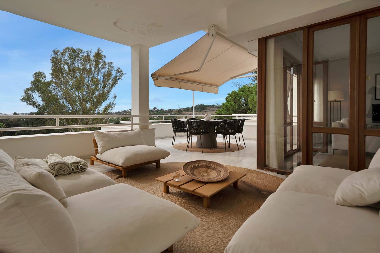 2 bedroom Apartment for sale in Nueva Andalucia with pool garage - € 890,000 (Ref: 9655697)