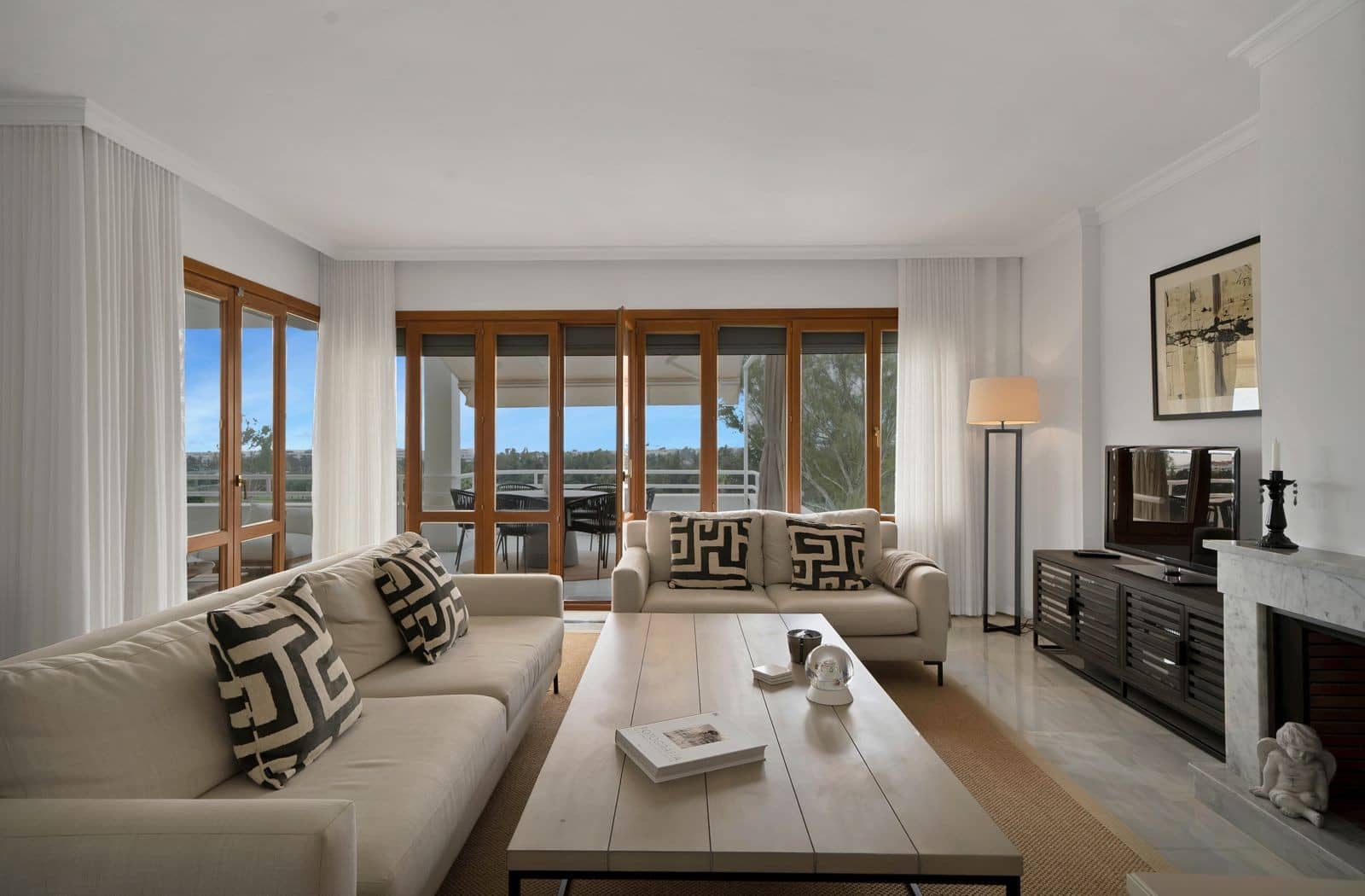 2 bedroom Apartment for sale in Nueva Andalucia with pool garage - € 890,000 (Ref: 9655697)