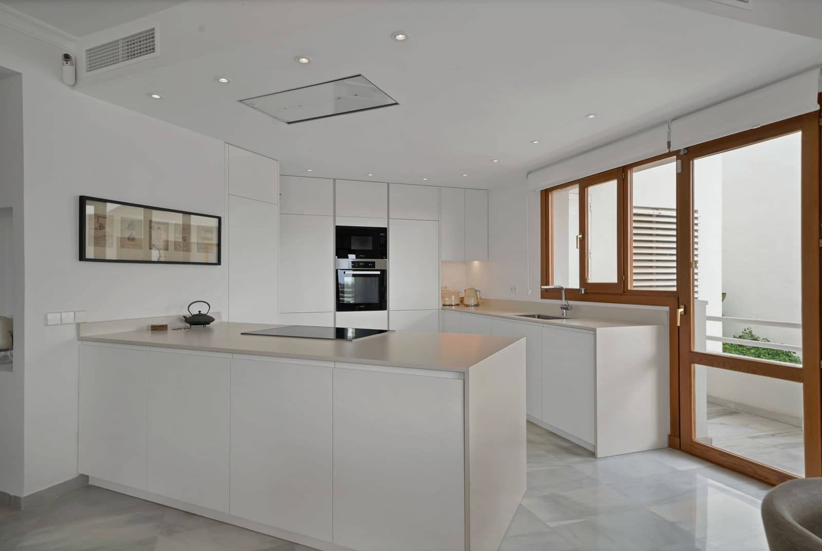 2 bedroom Apartment for sale in Nueva Andalucia with pool garage - € 890,000 (Ref: 9655697)