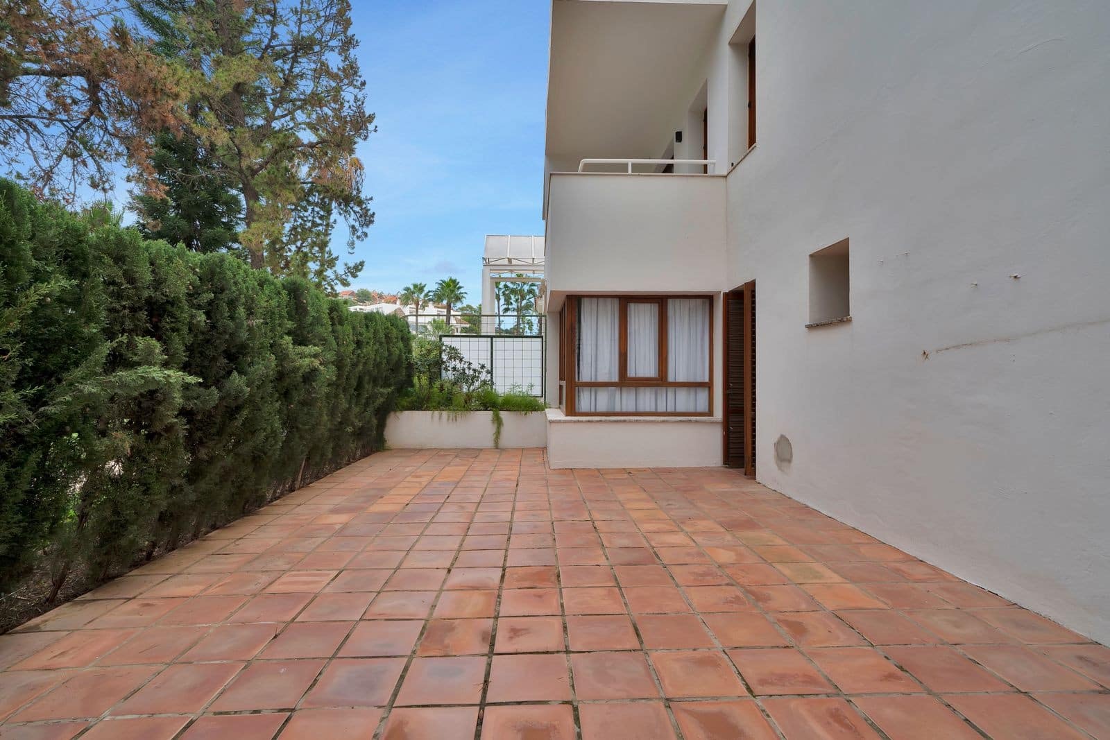 2 bedroom Apartment for sale in Nueva Andalucia with pool garage - € 890,000 (Ref: 9655697)