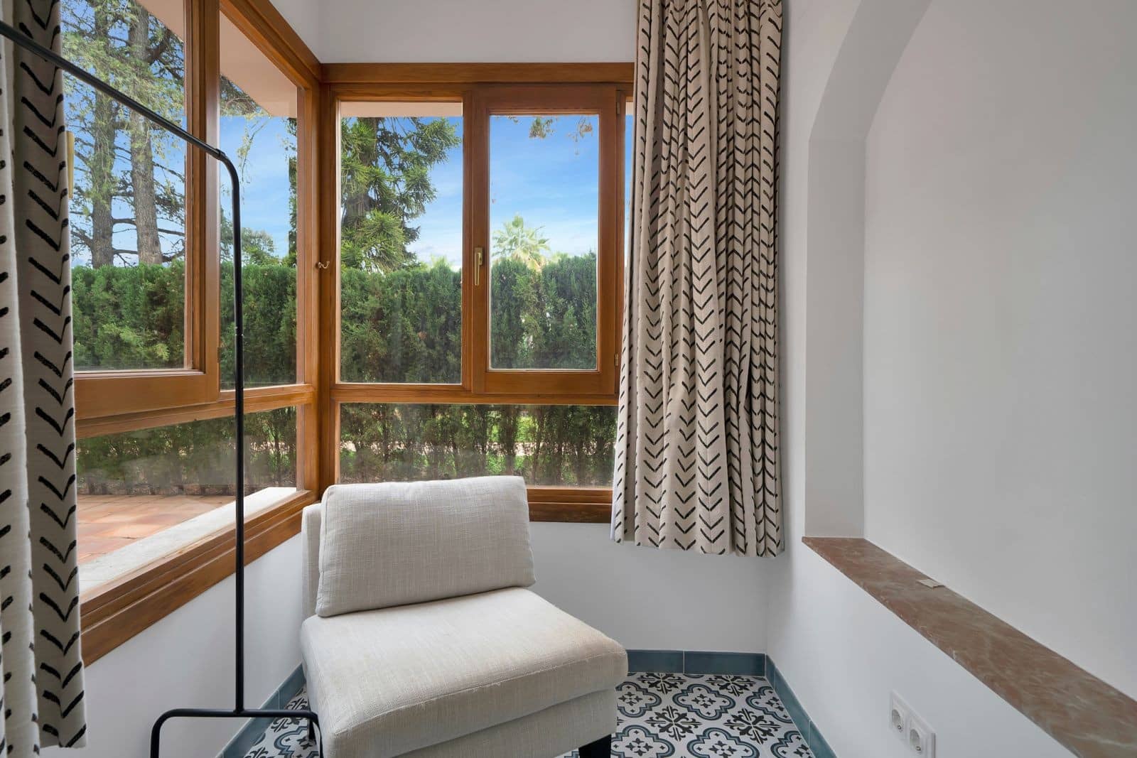 2 bedroom Apartment for sale in Nueva Andalucia with pool garage - € 890,000 (Ref: 9655697)