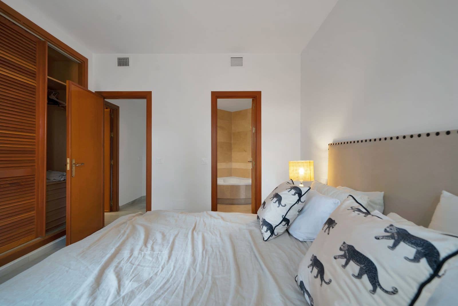 2 bedroom Apartment for sale in Nueva Andalucia with pool garage - € 890,000 (Ref: 9655697)