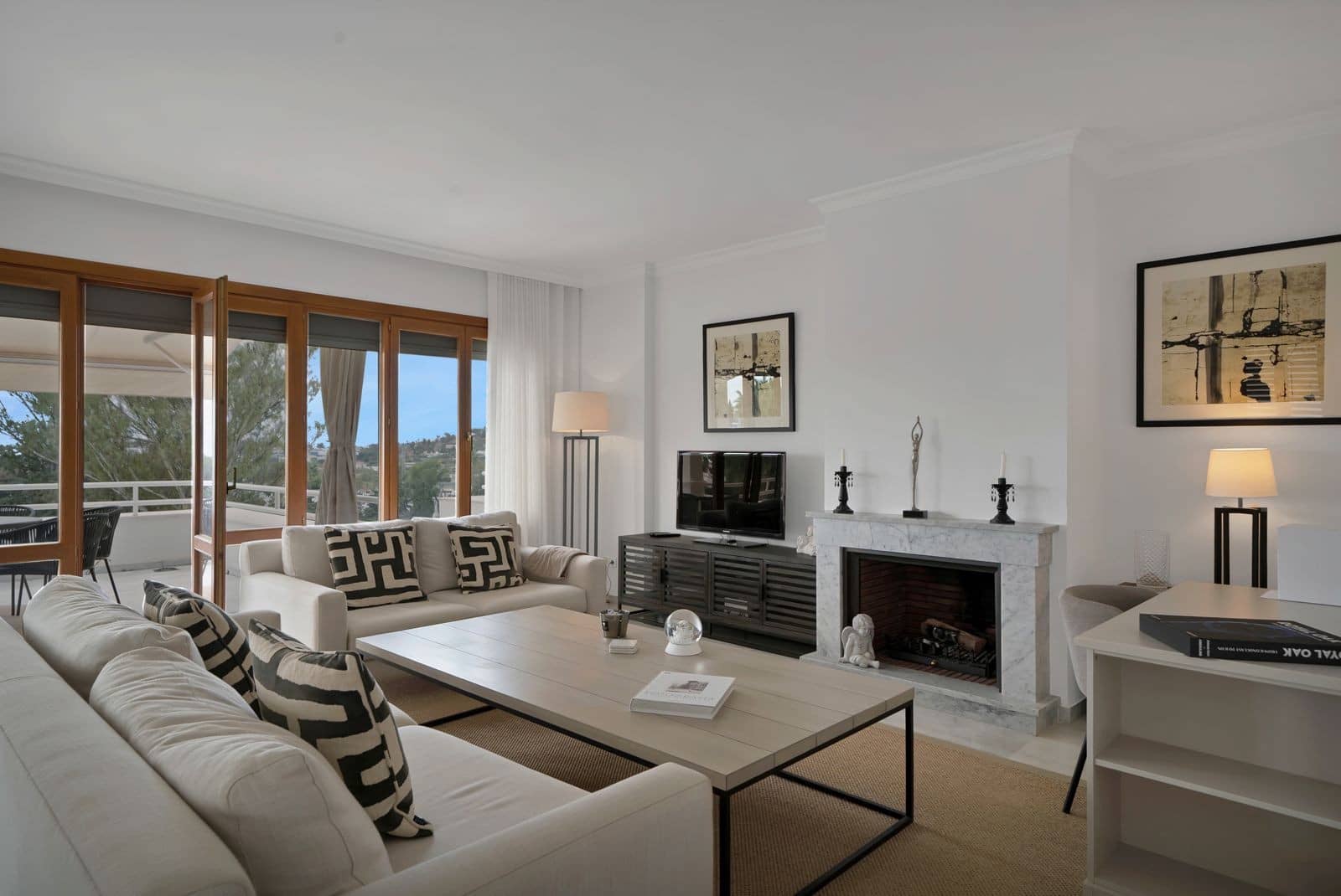 2 bedroom Apartment for sale in Nueva Andalucia with pool garage - € 890,000 (Ref: 9655697)