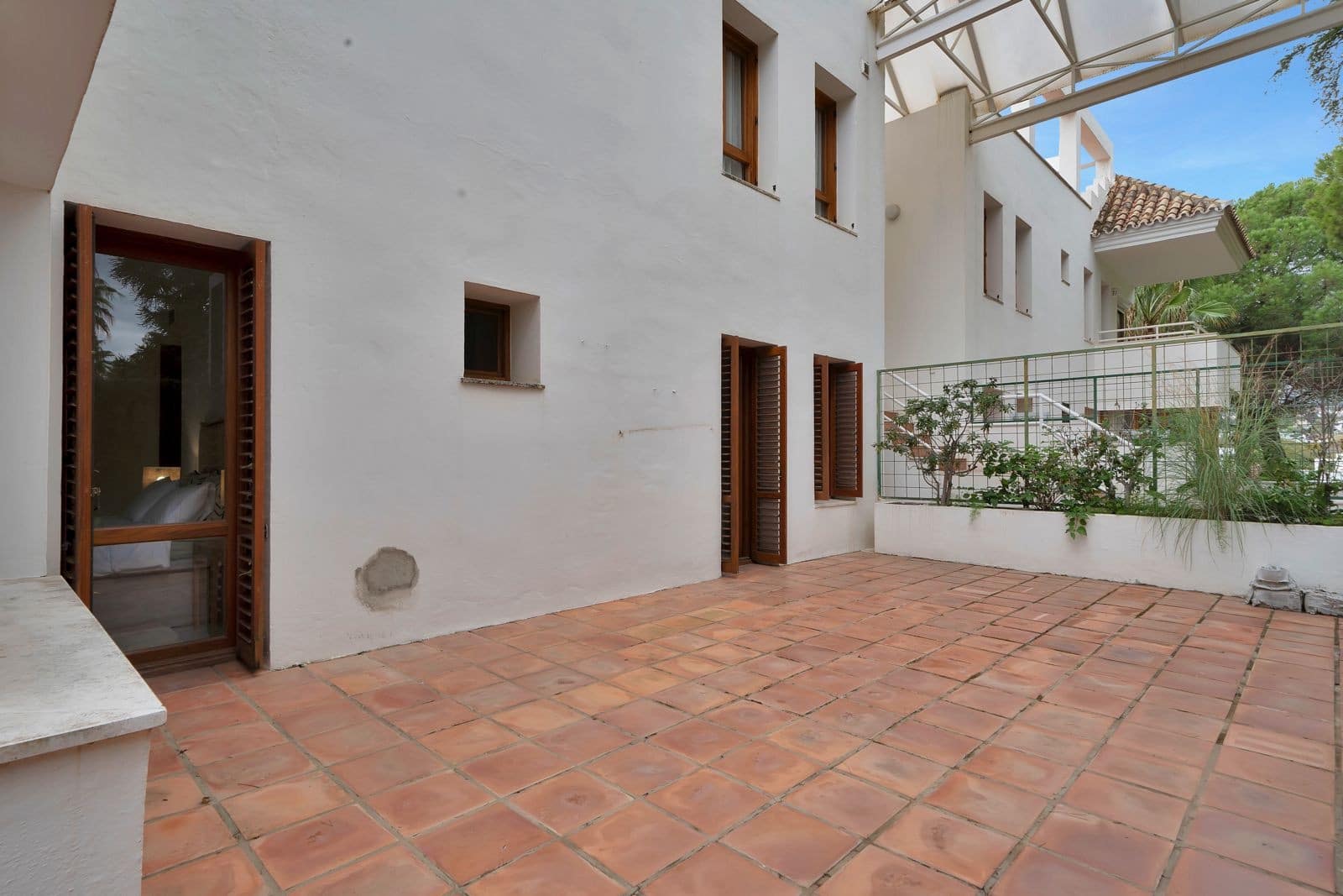 2 bedroom Apartment for sale in Nueva Andalucia with pool garage - € 890,000 (Ref: 9655697)