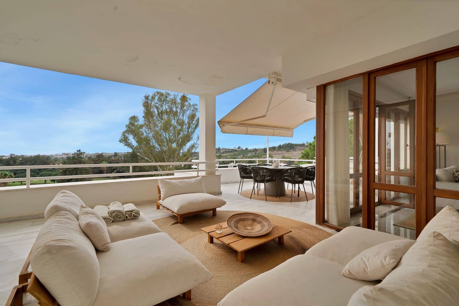 2 bedroom Apartment for sale in Nueva Andalucia with pool garage - € 890,000 (Ref: 9655697)