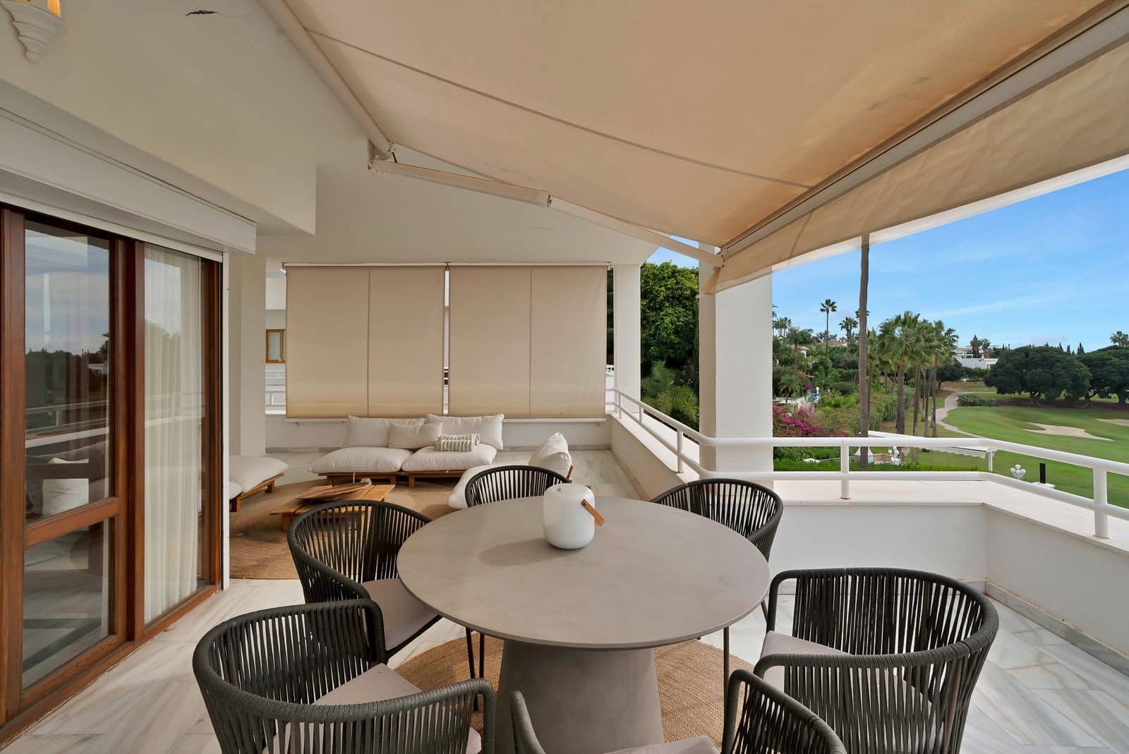 2 bedroom Apartment for sale in Nueva Andalucia with pool garage - € 890,000 (Ref: 9655697)