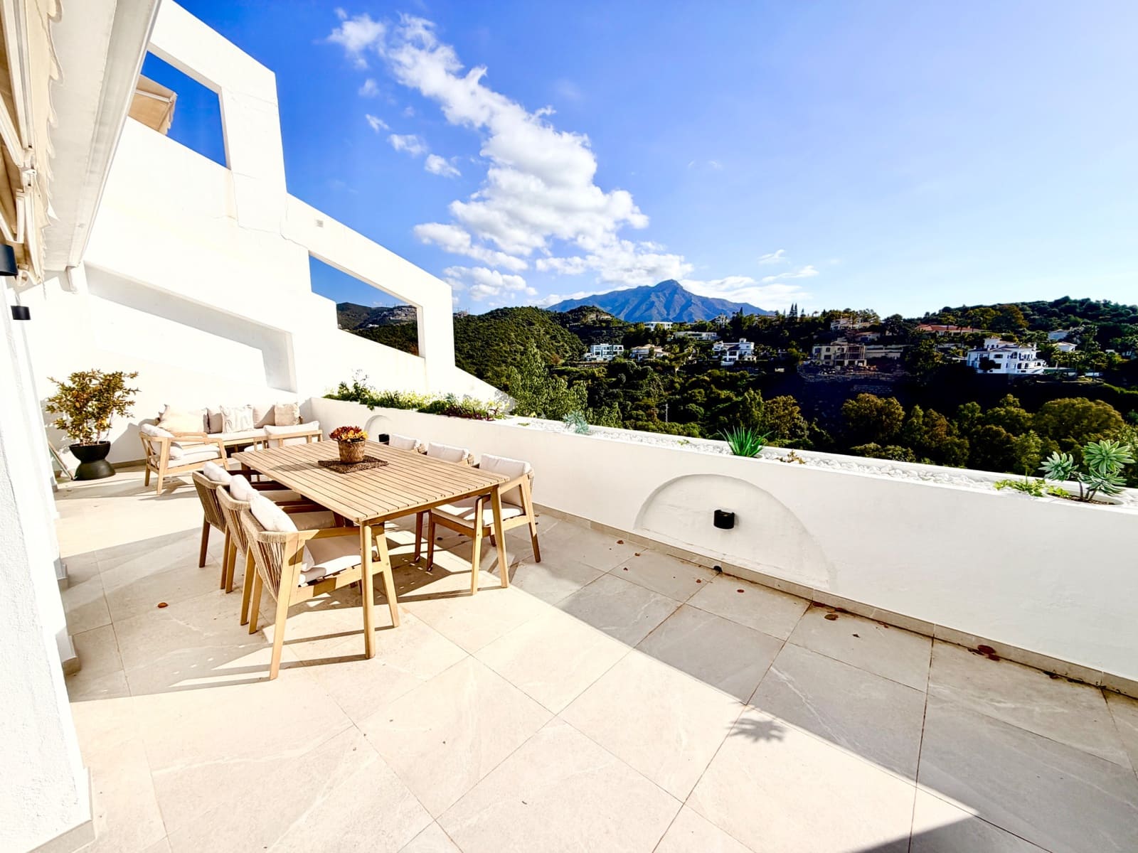 3 bedroom Apartment for sale in La Quinta with pool garage - € 899,000 (Ref: 9655699)
