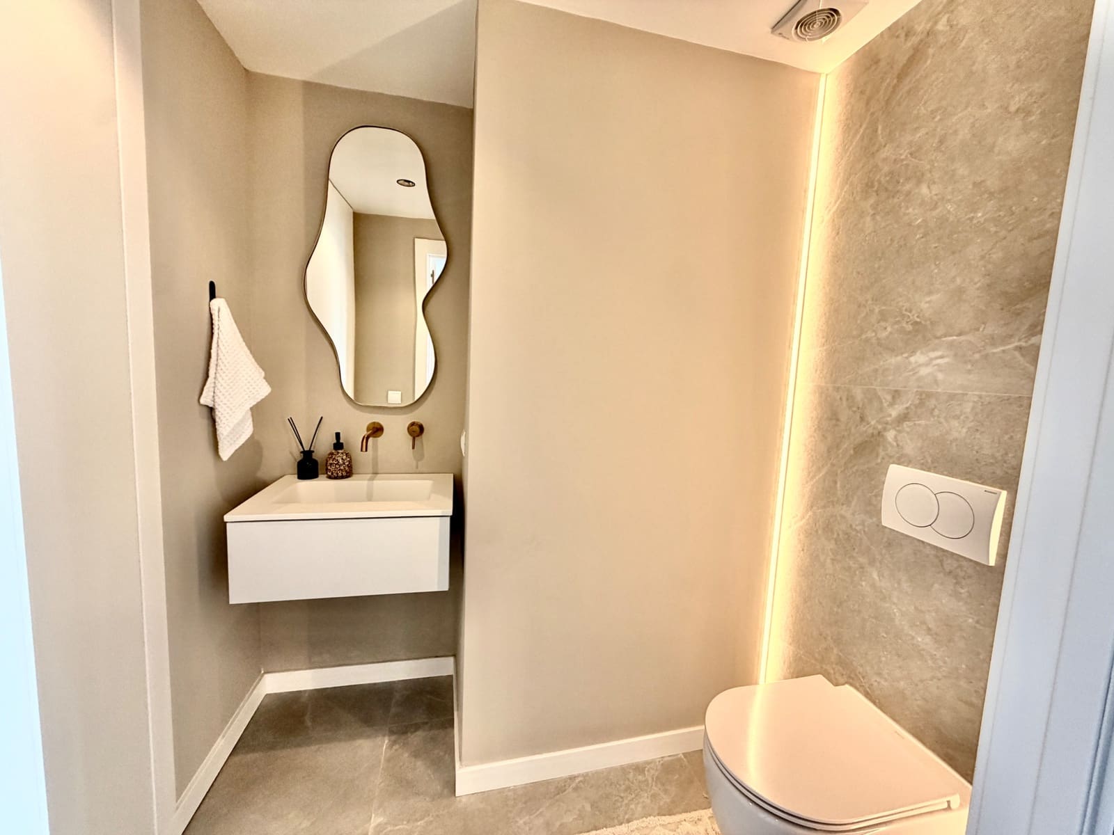 3 bedroom Apartment for sale in La Quinta with pool garage - € 899,000 (Ref: 9655699)