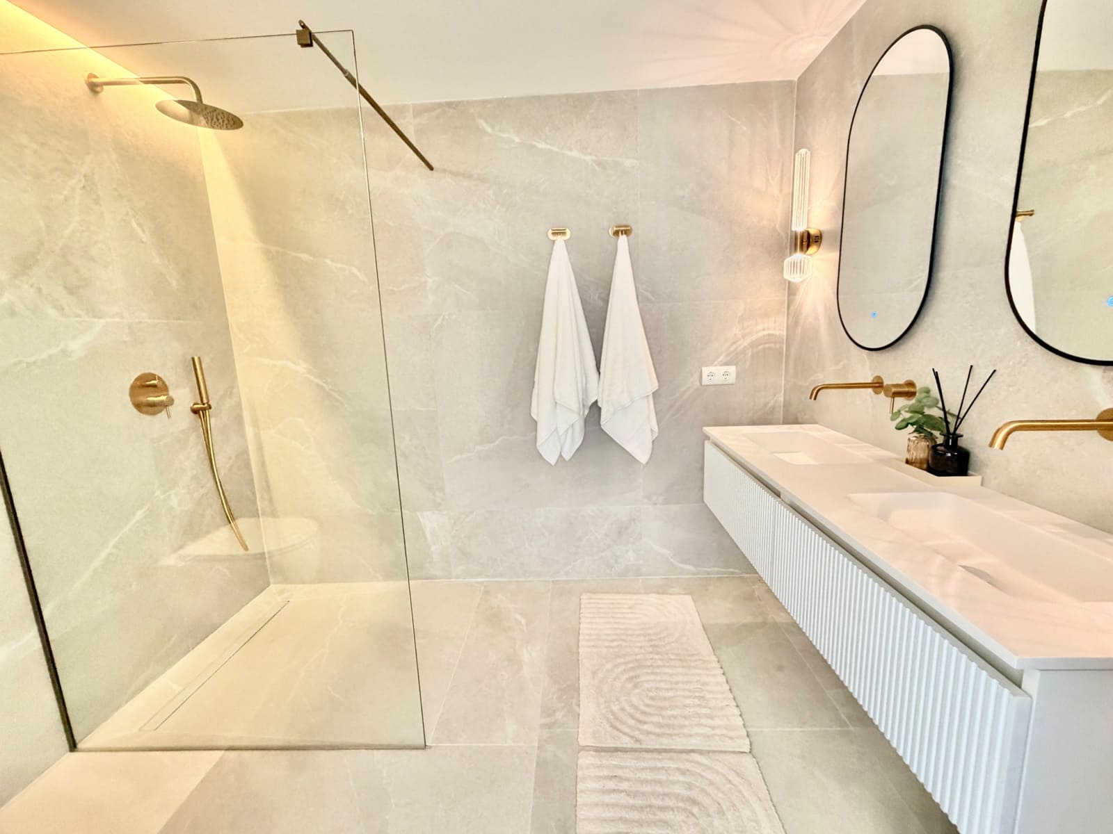 3 bedroom Apartment for sale in La Quinta with pool garage - € 899,000 (Ref: 9655699)