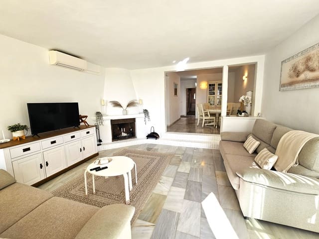 2 bedroom Apartment for sale in Calahonda, Mijas with pool - € 435,000 (Ref: 9665958)