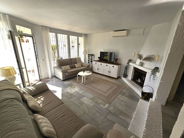 2 bedroom Apartment for sale in Calahonda, Mijas with pool - € 435,000 (Ref: 9665958)