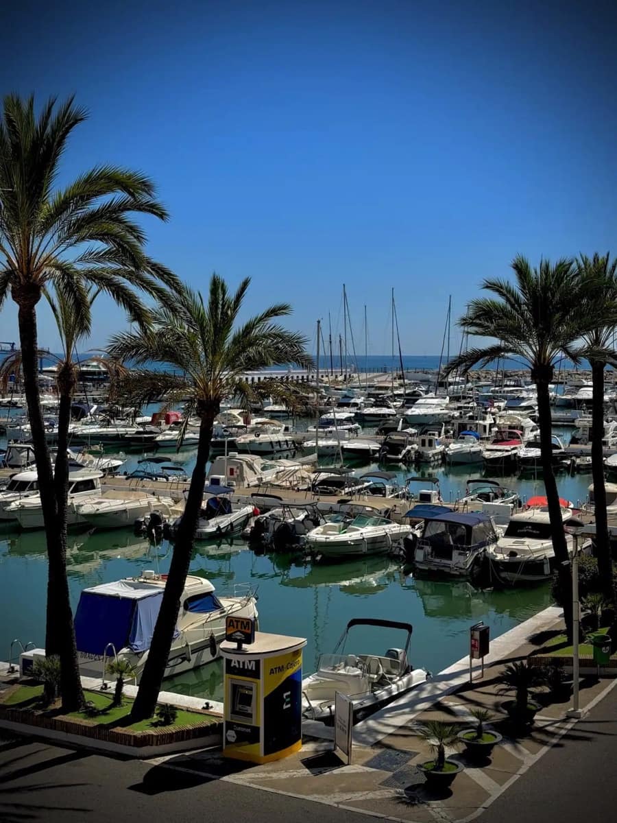 2 bedroom Apartment for sale in La Duquesa / Puerto de la Duquesa - € 355,000 (Ref: 9673842)