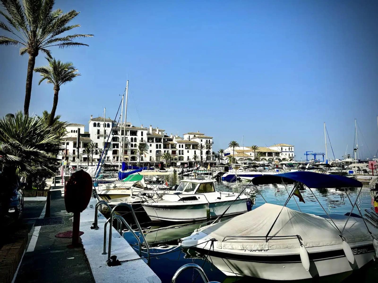 2 bedroom Apartment for sale in La Duquesa / Puerto de la Duquesa - € 355,000 (Ref: 9673842)