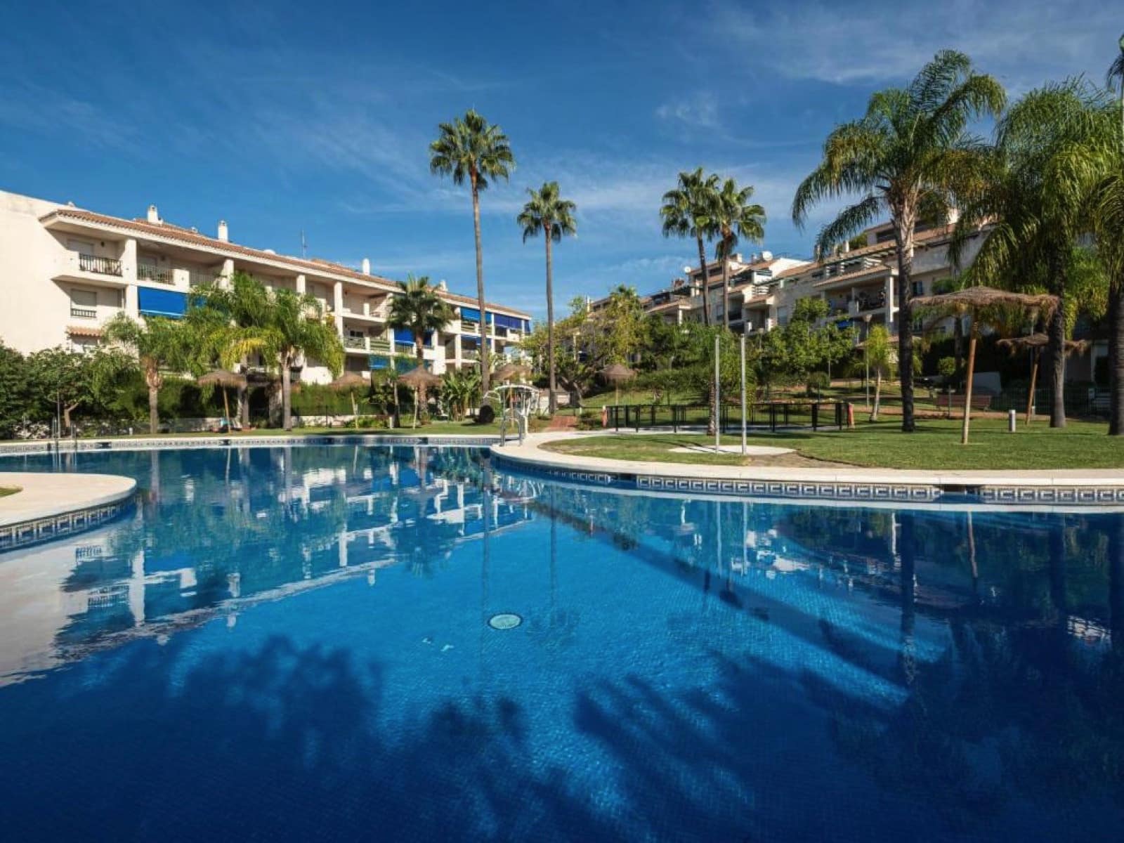 3 sypialnia Apartament na sprzedaż w Marbella z basenem garażem - 555 000 € (Ref: 9676804)