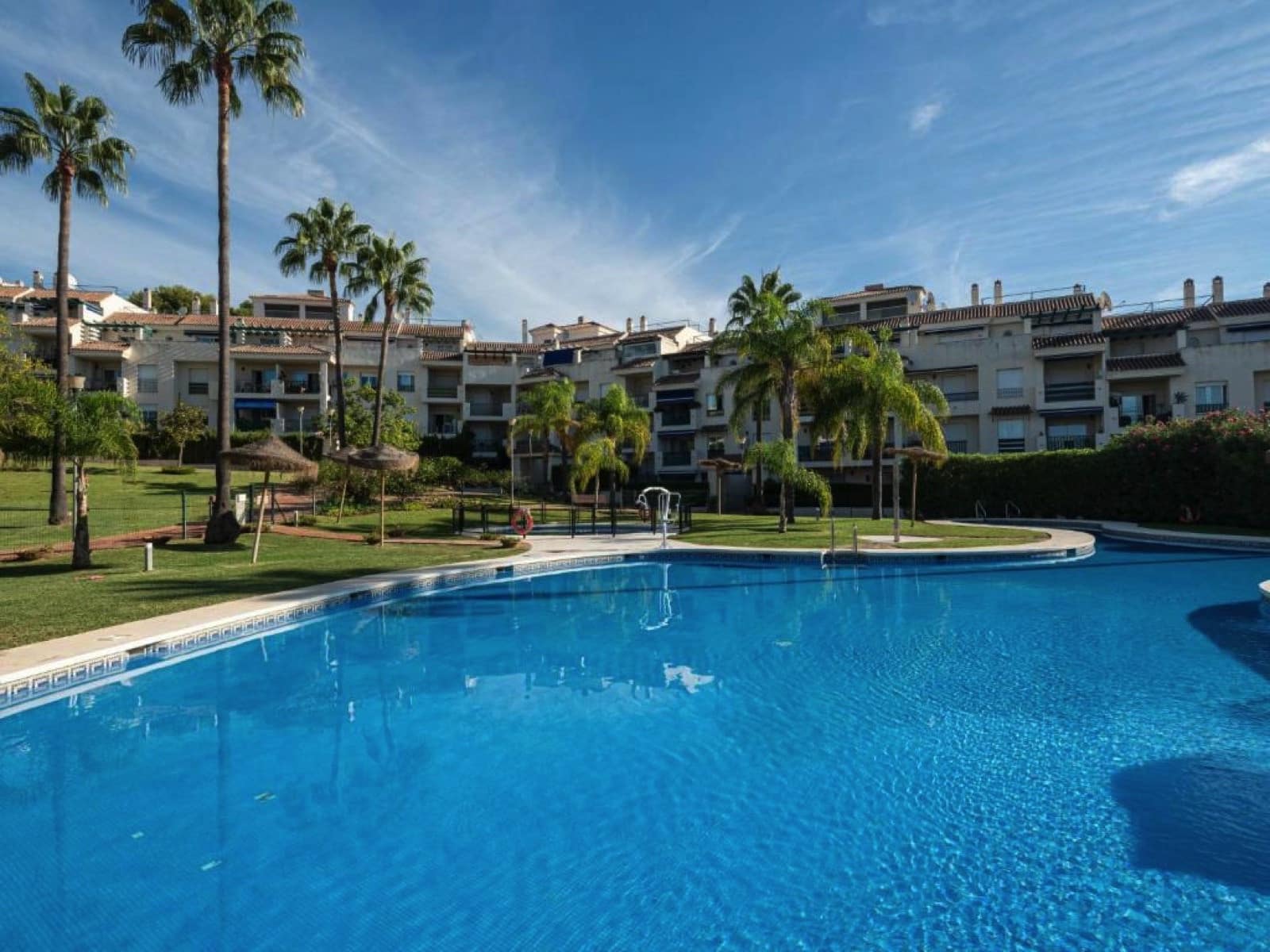 3 sypialnia Apartament na sprzedaż w Marbella z basenem garażem - 555 000 € (Ref: 9676804)