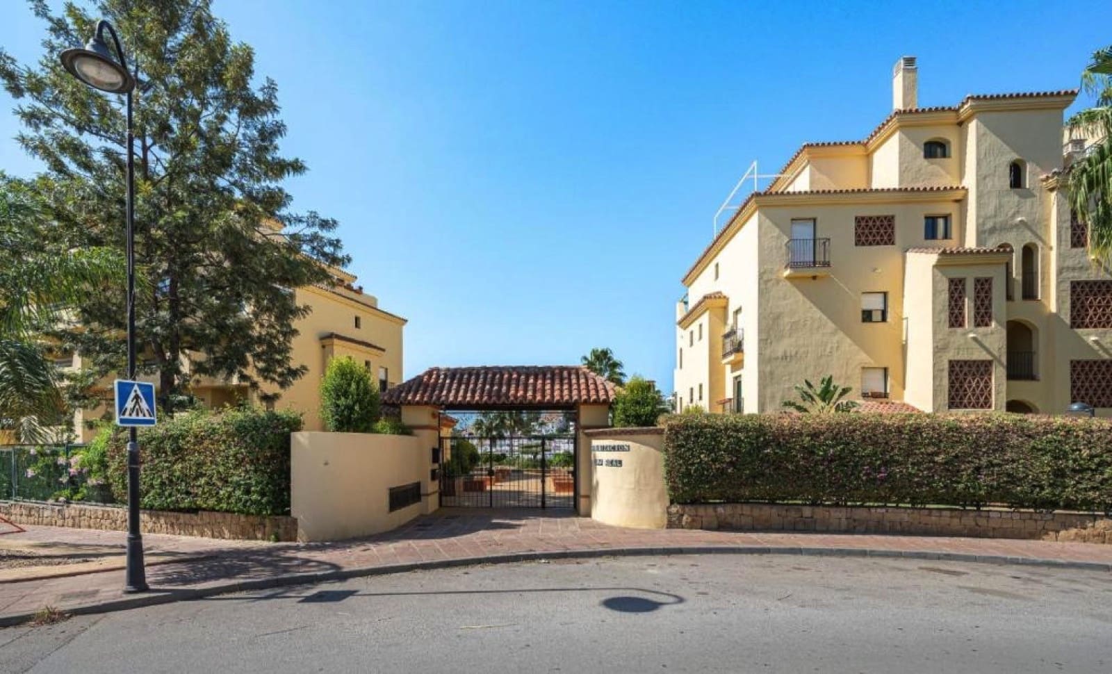 2 bedroom Apartment for sale in Estepona with pool garage - € 425,000 (Ref: 9676805)