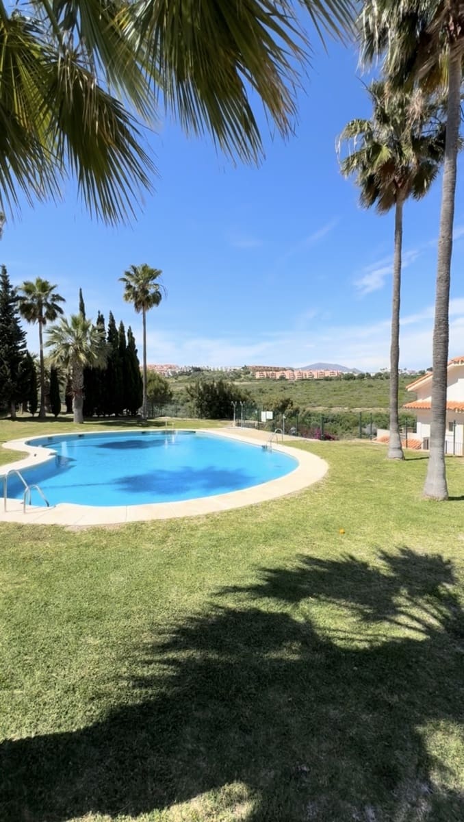 2 quarto Apartamento para venda em La Duquesa / Puerto de la Duquesa com piscina - 259 000 € (Ref: 9690059)