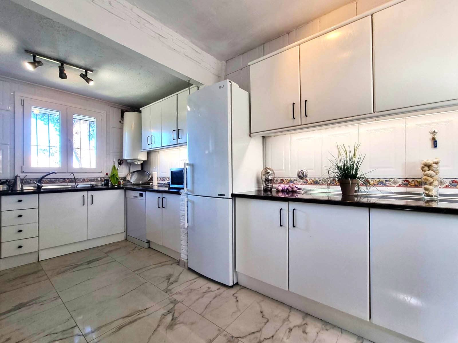 2 bedroom Semi-detached Villa for sale in Benalmadena with pool garage - € 415,000 (Ref: 9700466)