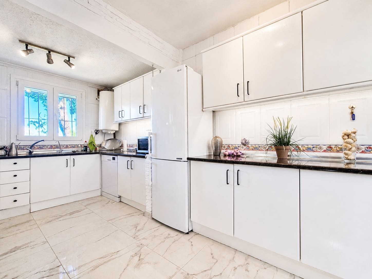 2 bedroom Semi-detached Villa for sale in Benalmadena with pool garage - € 405,000 (Ref: 9700466)