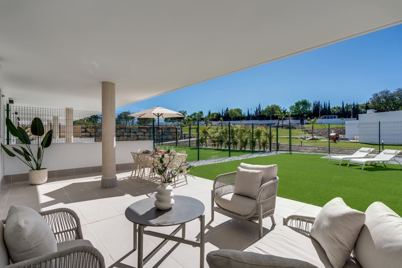 2 bedroom Apartment for sale in Estepona with pool garage - € 429,000 (Ref: 9711125)