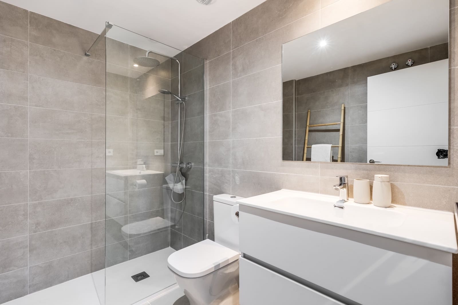 2 bedroom Apartment for sale in Estepona with pool garage - € 429,000 (Ref: 9711125)