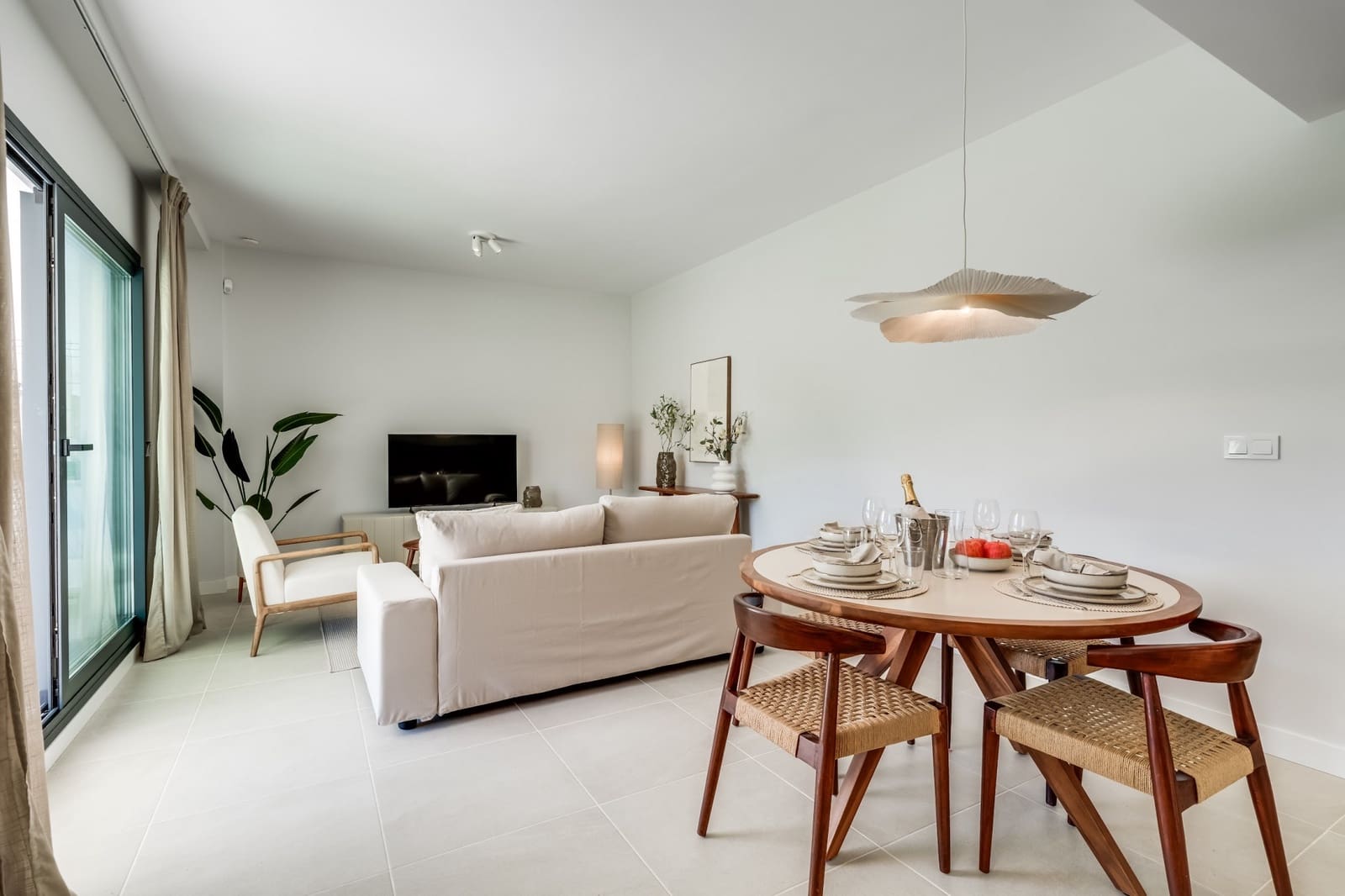 2 bedroom Apartment for sale in Estepona with pool garage - € 429,000 (Ref: 9711125)