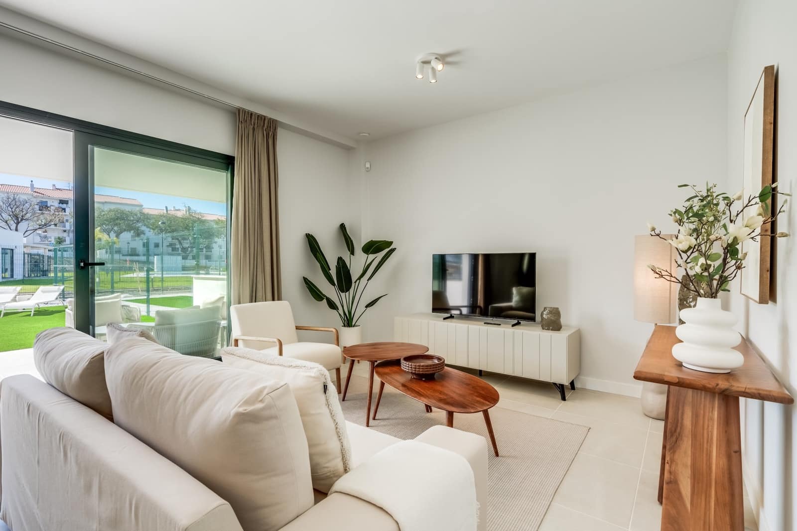 2 bedroom Apartment for sale in Estepona with pool garage - € 420,000 (Ref: 9711125)